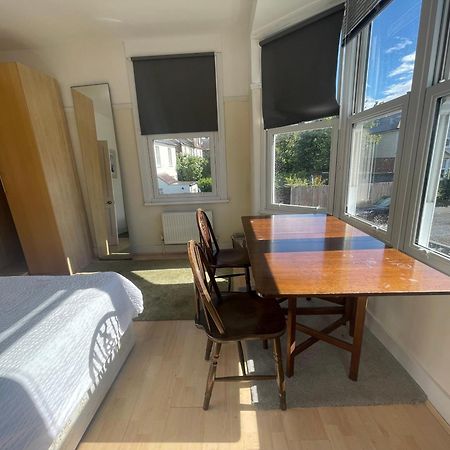 Room With Private Bathroom And Shared Kitchen Londra Exterior foto