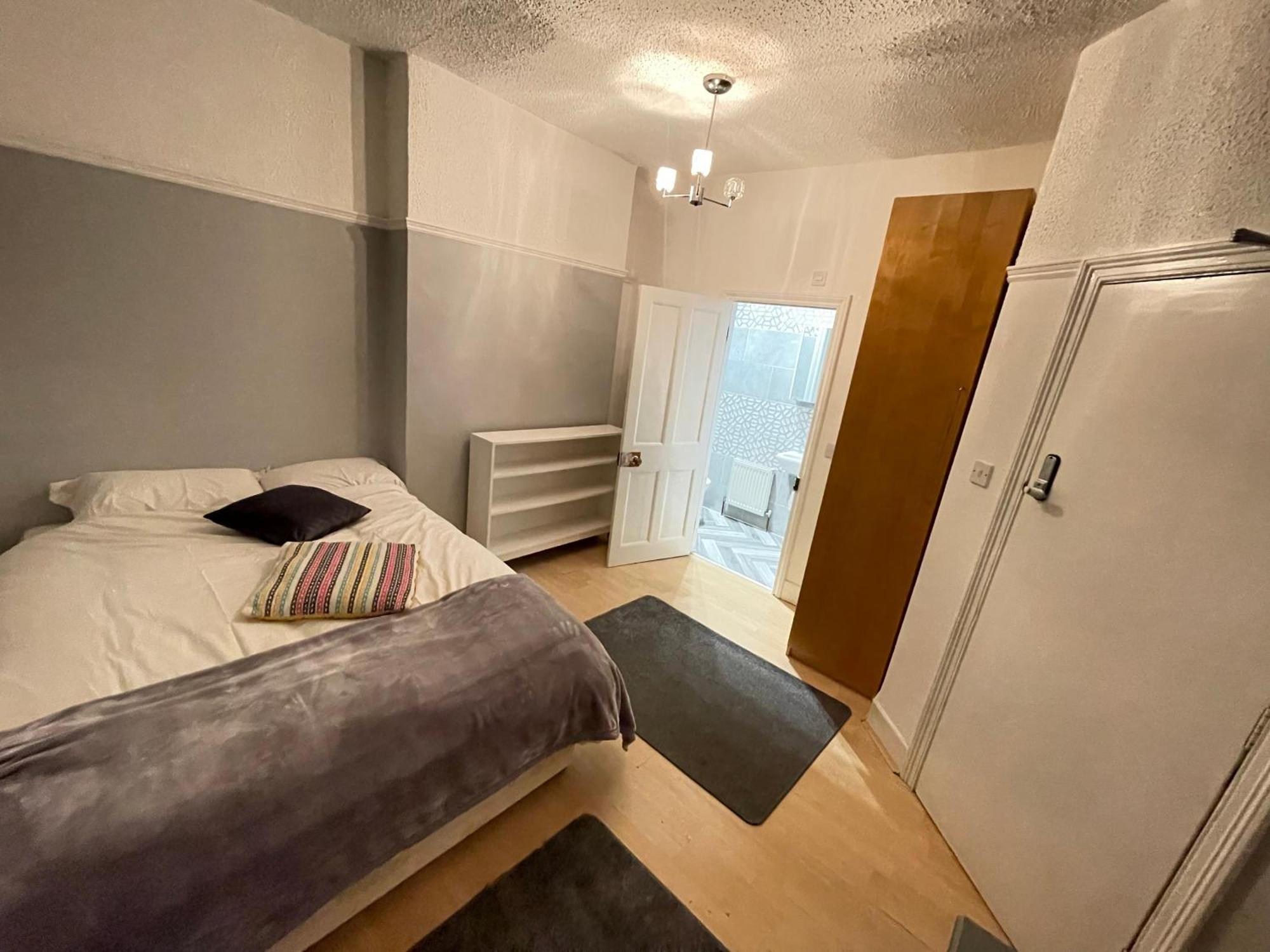 Room With Private Bathroom And Shared Kitchen Londra Exterior foto