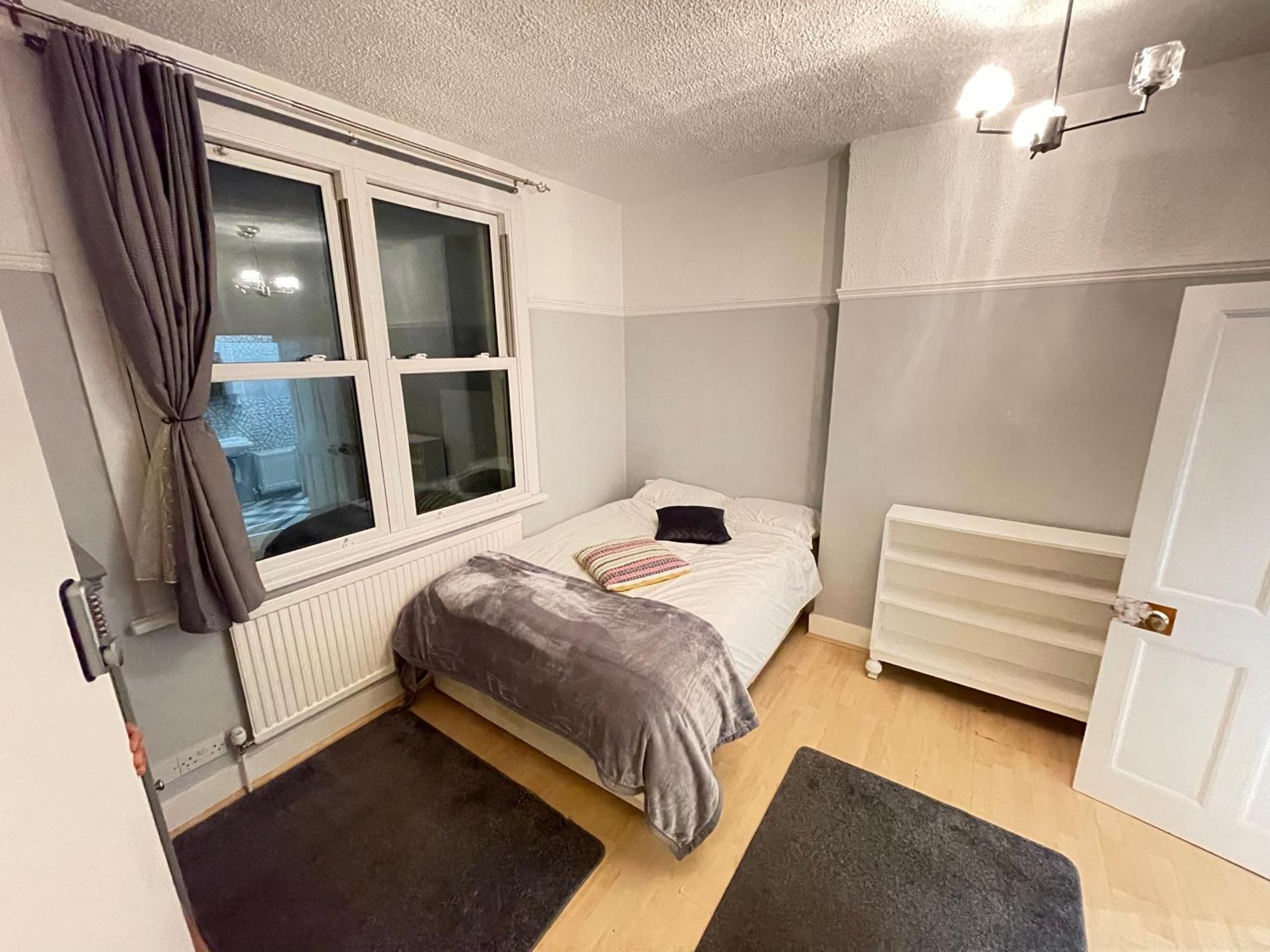 Room With Private Bathroom And Shared Kitchen Londra Exterior foto