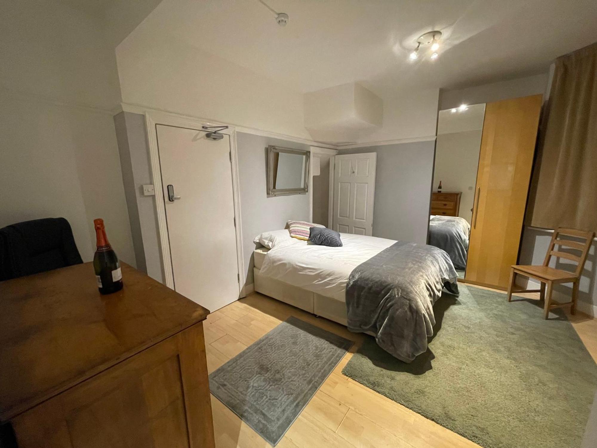 Room With Private Bathroom And Shared Kitchen Londra Exterior foto