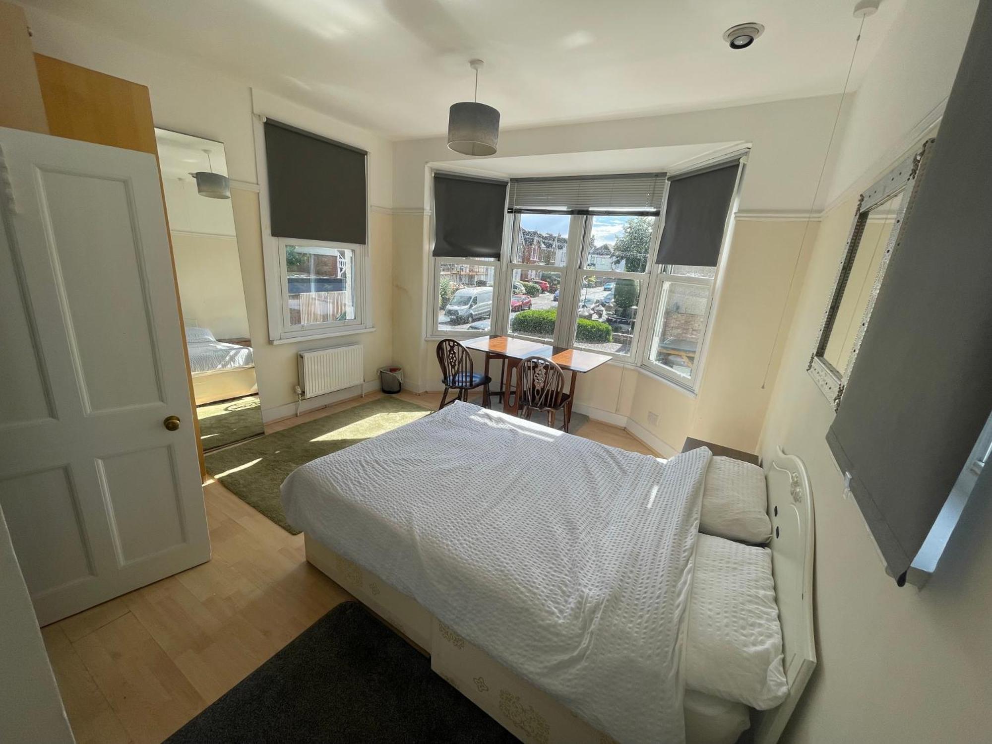 Room With Private Bathroom And Shared Kitchen Londra Exterior foto